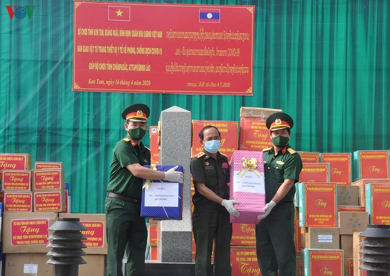 Một số tỉnh của Việt Nam hỗ trợ Lào vật tư y tế phòng chống dịch Covid-19